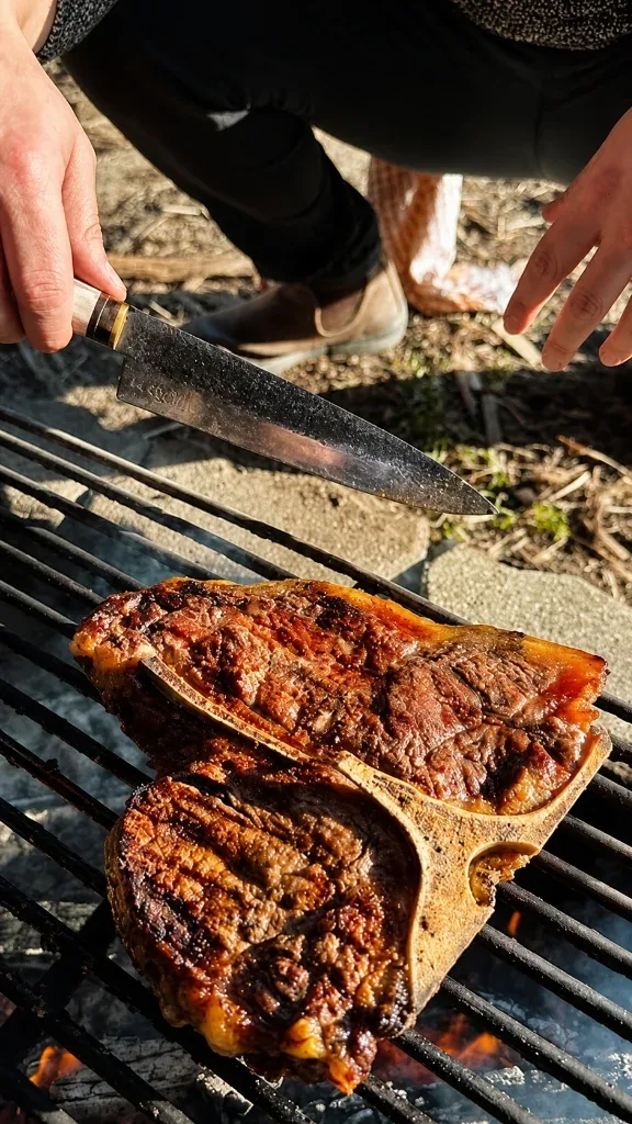 T-Bone steak de vacuno sobre una parrilla